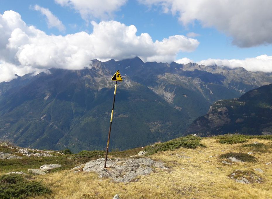 Absturzgefahr am Rande der Piste