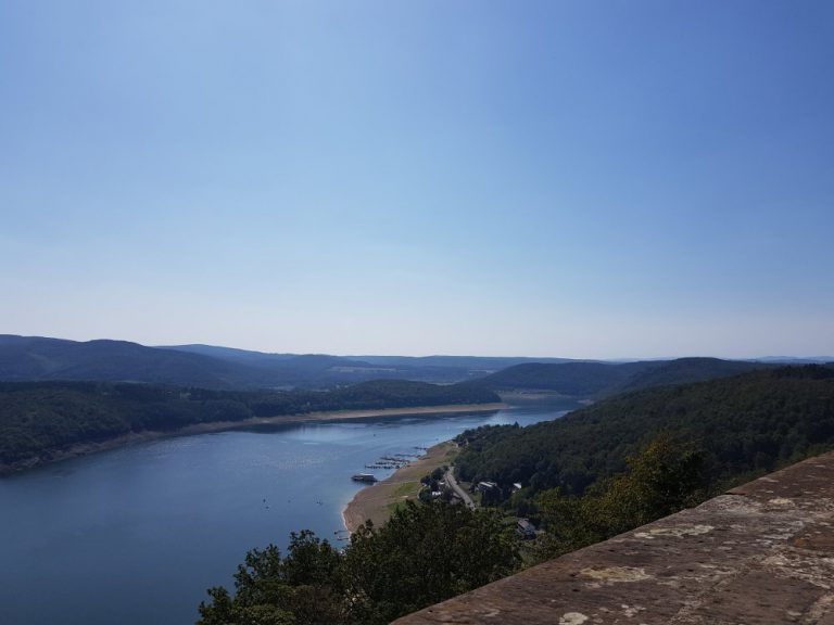 Blick vom Schloss Waldeck über den Edersee