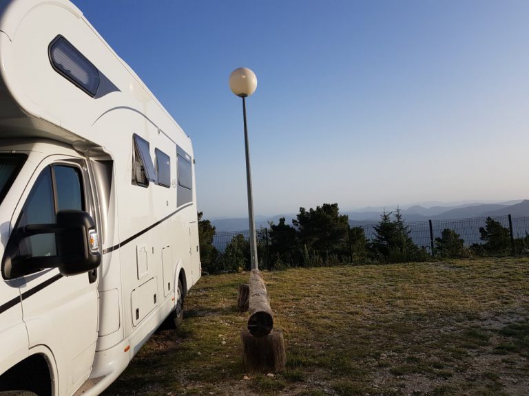 Blick vom Stellplatz den Mont Ventoux hinunter