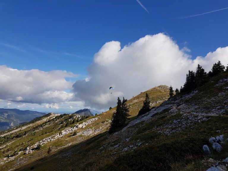 Der Gleitschirmflieger am Pic St-Michel