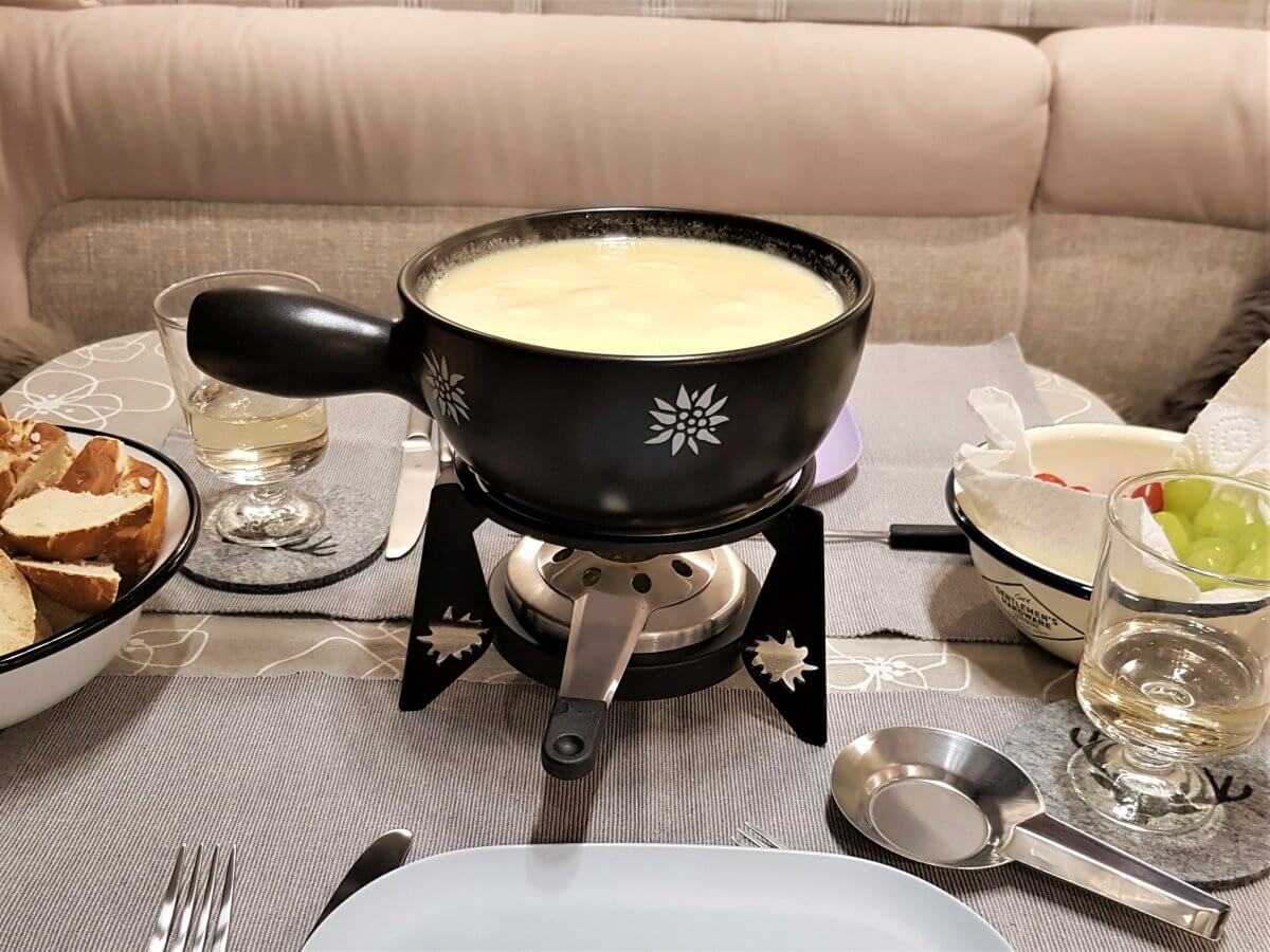 Rezept für Käse-Fondue - Bordküche - Zimmer mit Ausblick