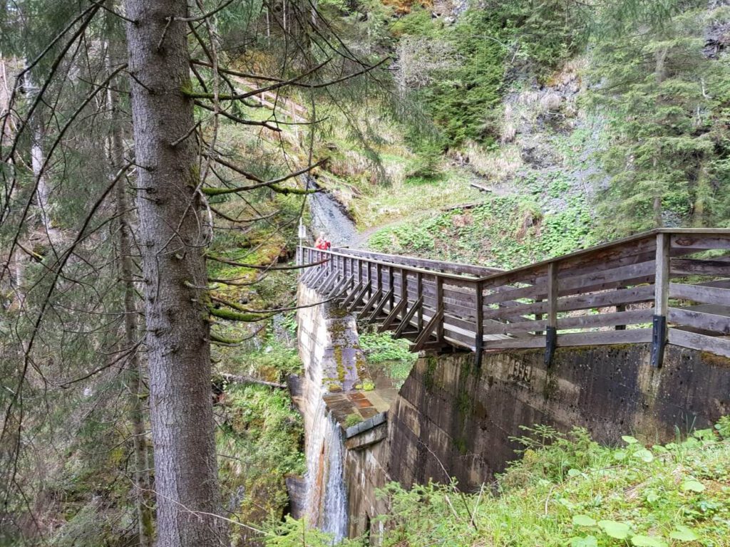 Weg über den Wiesbach