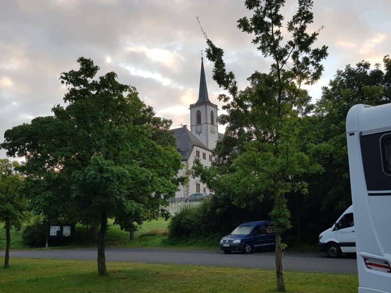 Wohnmobilstellplatz Klausen mit Wallfahrtskirche