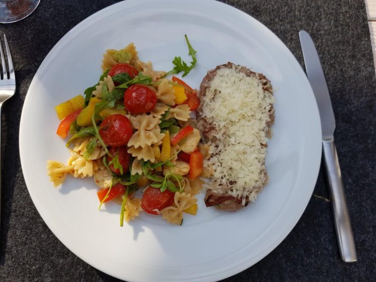 Parmesan-Steak mit Farfalle-Salat