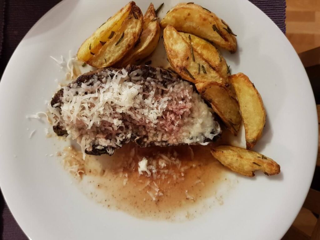 Parmesan-Steak mit Kartoffelspalten